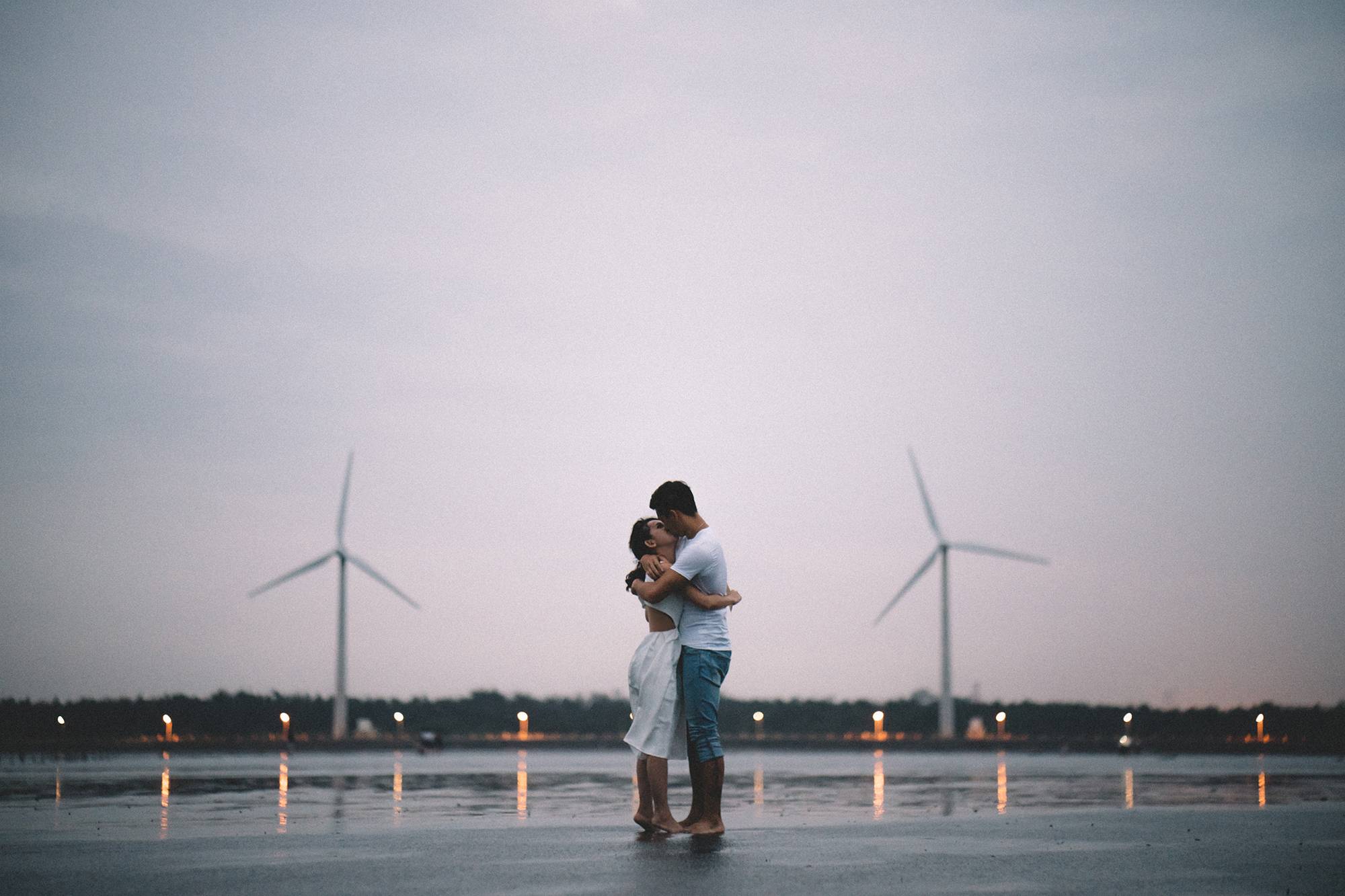 自助婚紗新人於高美濕地拍攝婚紗照