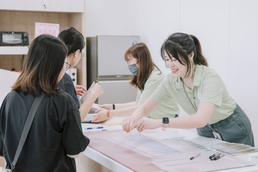 對茗日照中心開幕活動剪綵、場地與貴賓互動紀錄
