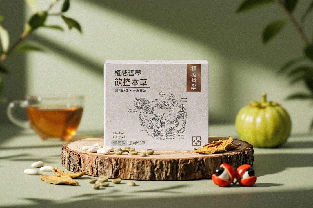 帶樹皮的原木砧板陳列保健品外盒，搭配鼠尾草綠背景與斜射葉影。