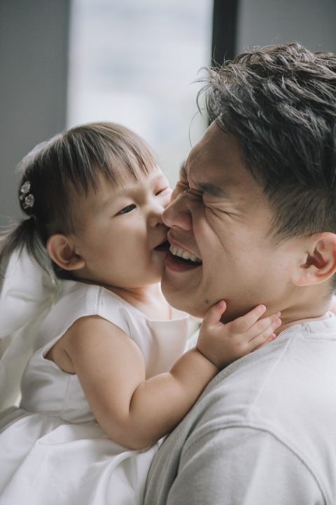 女兒熱情湊上前親吻臉頰，讓爸爸開懷笑瞇了眼