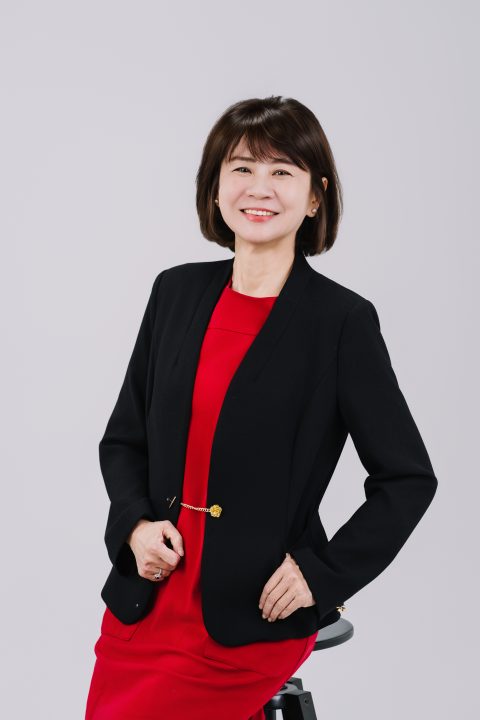 換上正紅連身洋裝與金鍊扣黑西裝，雙手插腰神情自信俐落